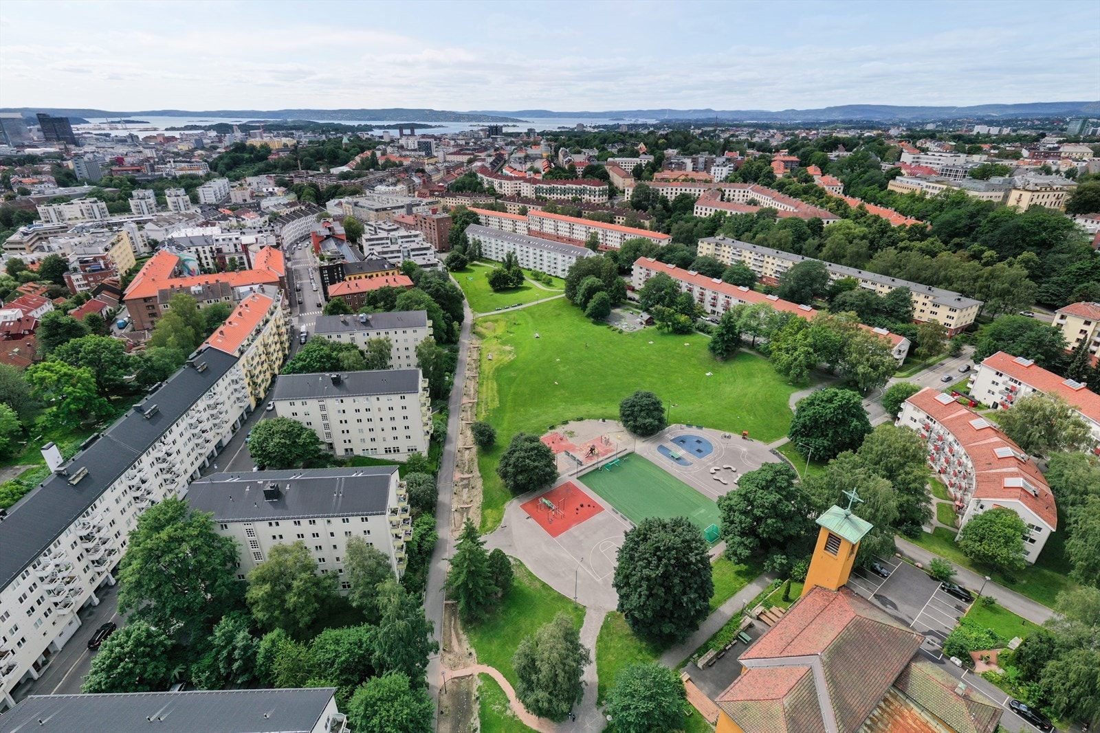 Leiligheten ligger rett ved idylliske Iladalen. Her bor du tilbaketrukket, samtidig sentralt med nærhet til "alt". Galleribilde