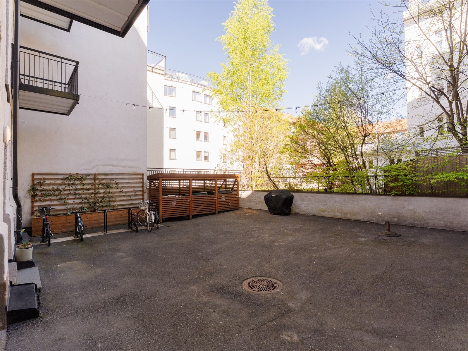 Lettstelt, felles bakgård med plass til å sette fra seg sykkelen. Galleribilde