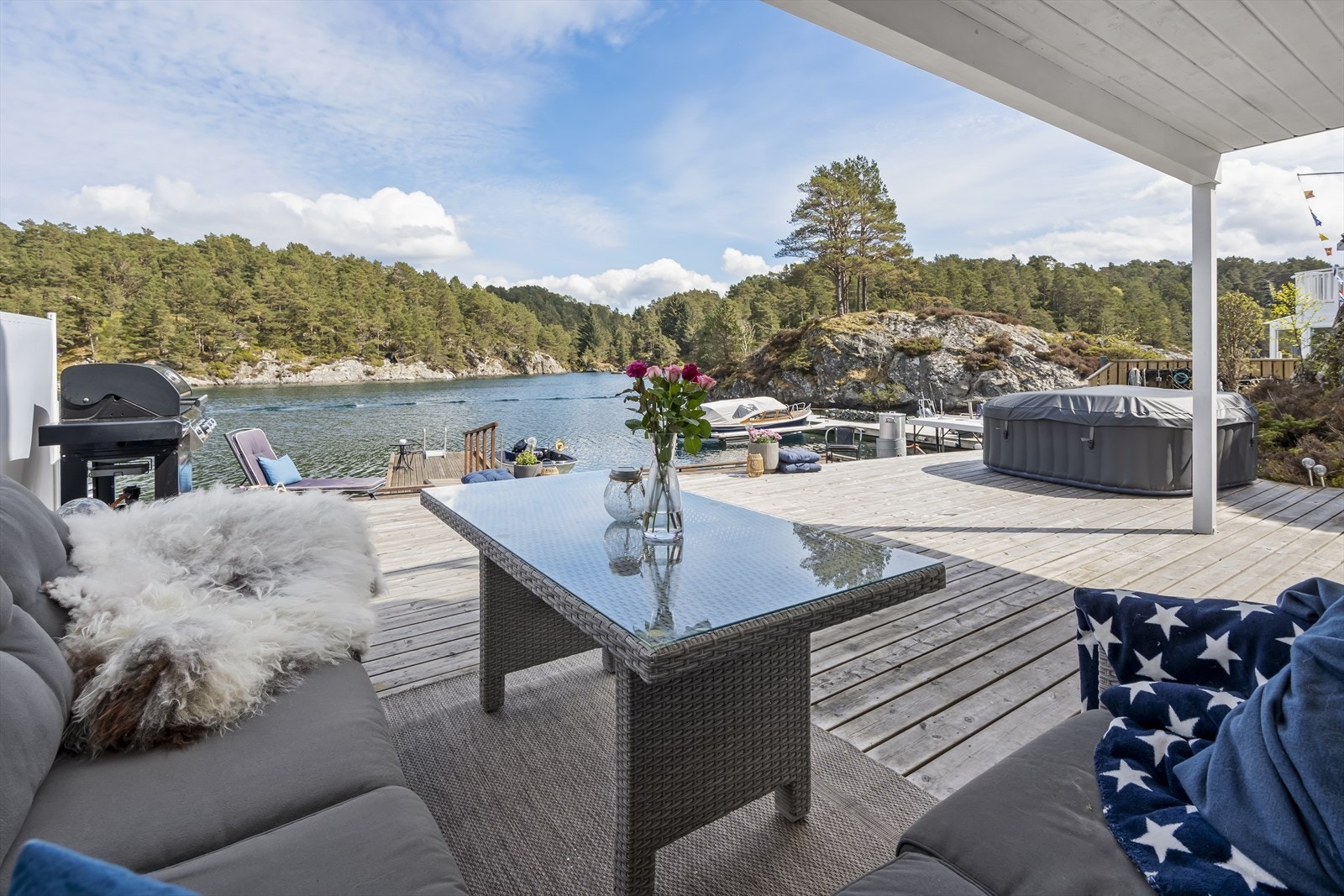 Her får du en eiendom som kombinerer maritim beliggenhet, biloppstillingsplass, gode utearealer og praktiske løsninger - med egen flytebrygge og stor terrasse. Galleribilde