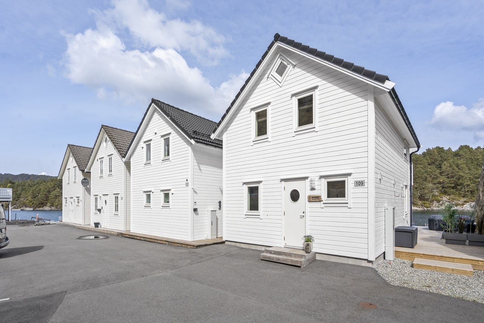 Reservert biloppstillingsplass på fellesområde rett ved eiendommen. Galleribilde