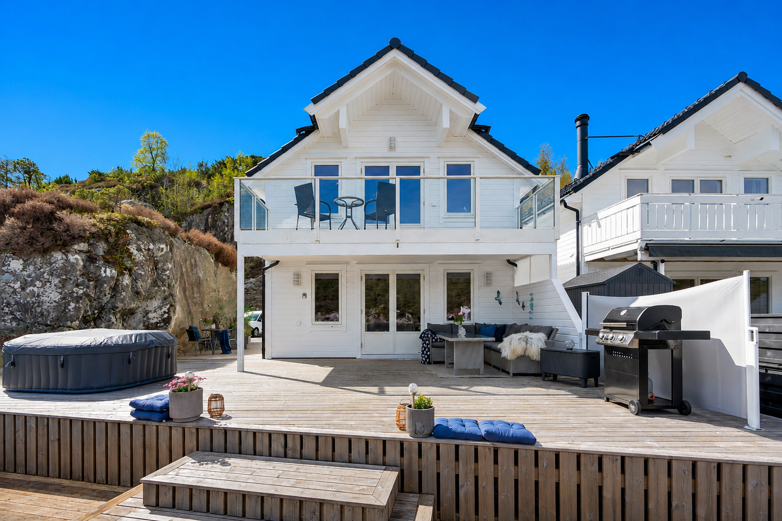 Denne flotte fritidsboligen over to plan ligger i rolige og naturskjønne omgivelser i Gilsvågen i Austevoll. Galleribilde