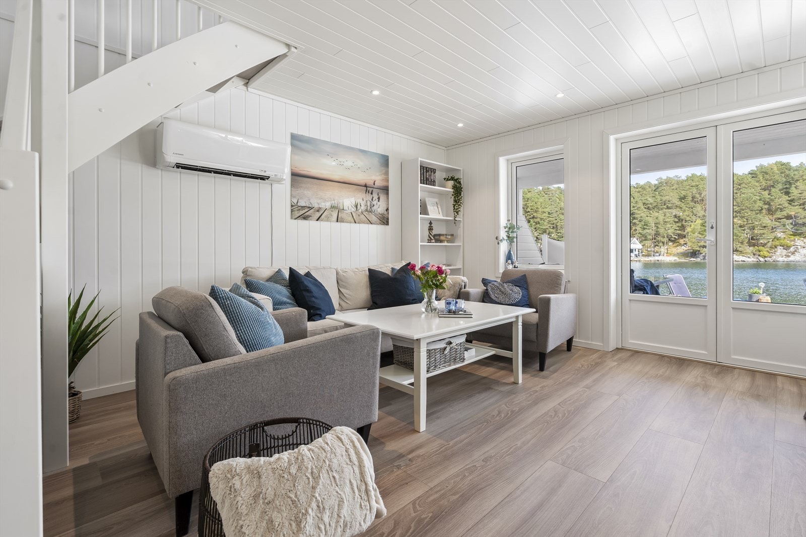 Planløsningen gir god plass til både spisebord og sofagruppe, og gjør det enkelt å møblere i ulike soner etter behov. Galleribilde
