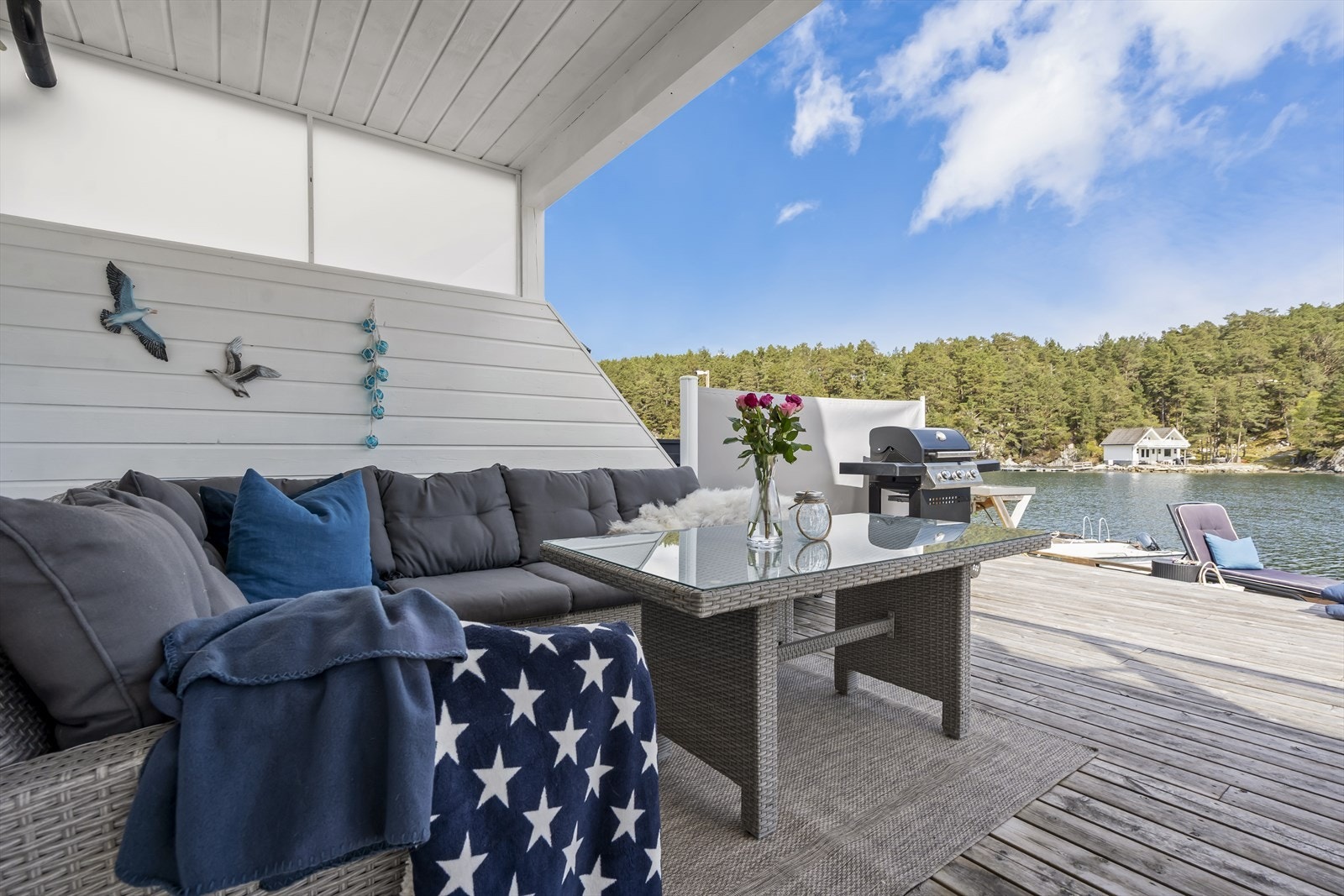 Romslig terrasse/kai på ca. 65 kvm. Perfekt samlingspunkt på herlig solværsdager. Galleribilde