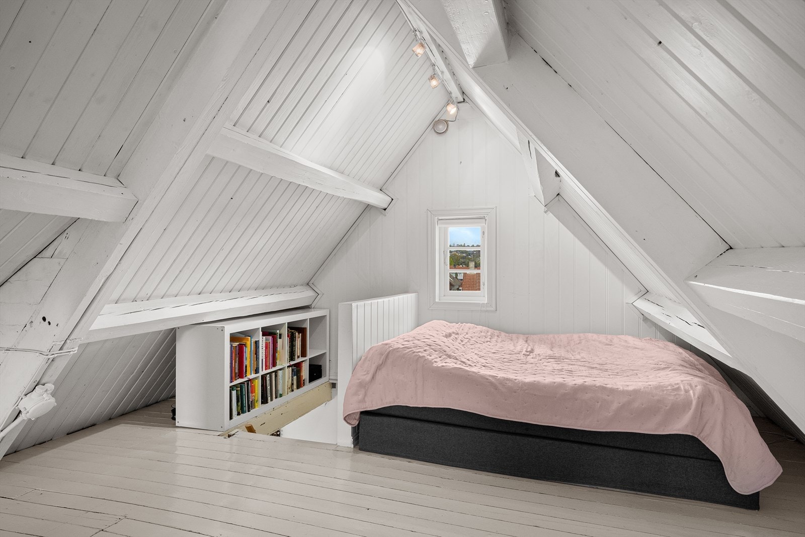 Loftet er innredet som en artig hems med fast trapp - et perfekt lekerom for barna. Galleribilde