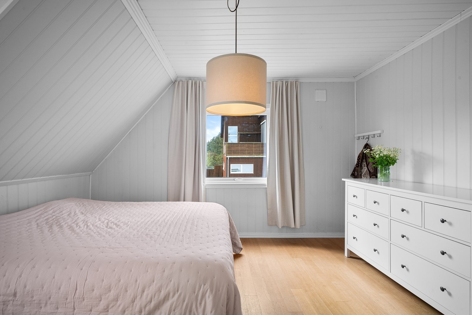 Rommet har en god takhøyde og vinduer som gir godt med lys. Galleribilde