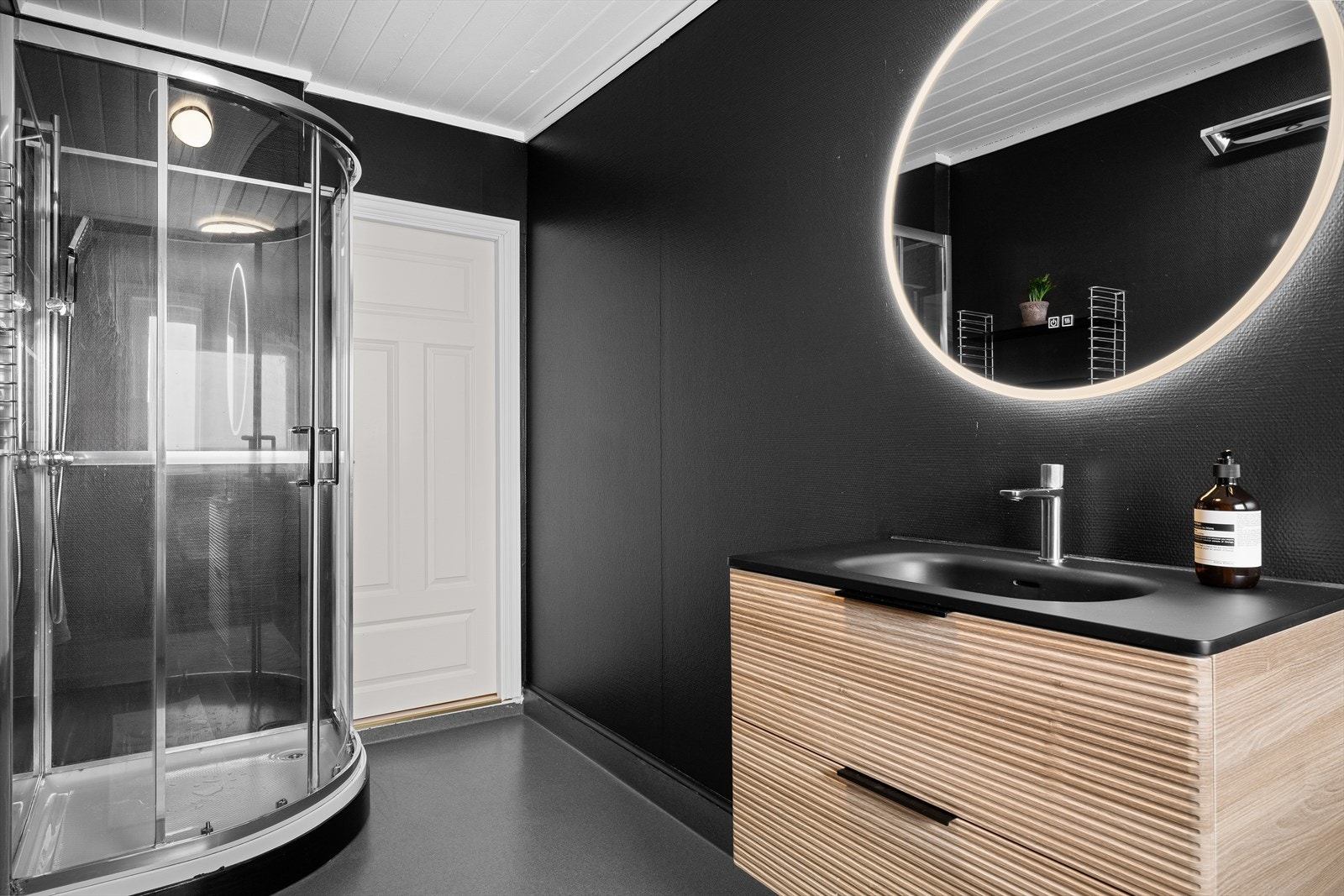 Badet er utstyrt med dusjkabinett og en moderne baderomsinnredning. Galleribilde