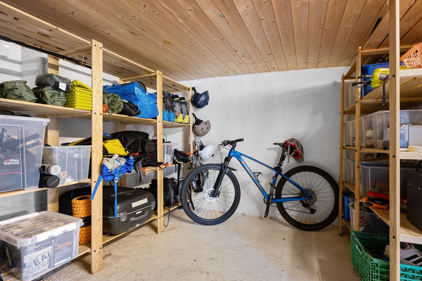 Kjelleren byr på rikelig med lagringsplass i flere boder. Galleribilde