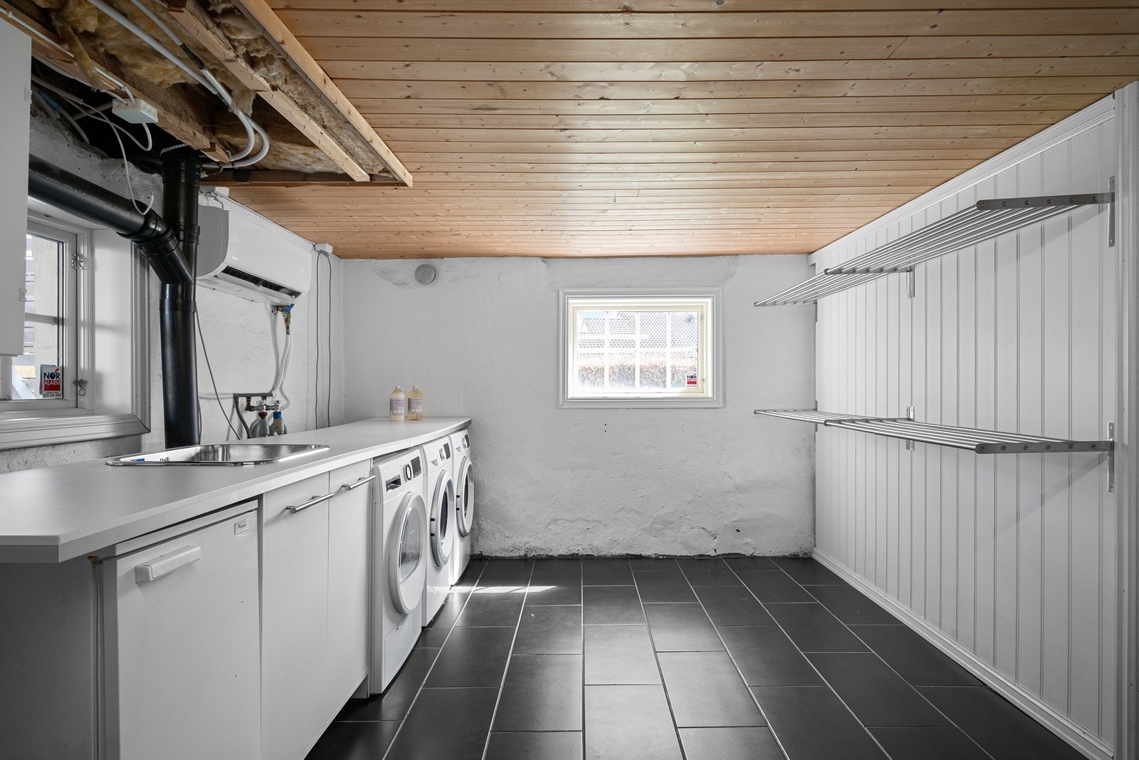 Stort og funksjonelt vaskerom med god benkeplass, utslagsvask og opplegg for vaskemaskin. Galleribilde