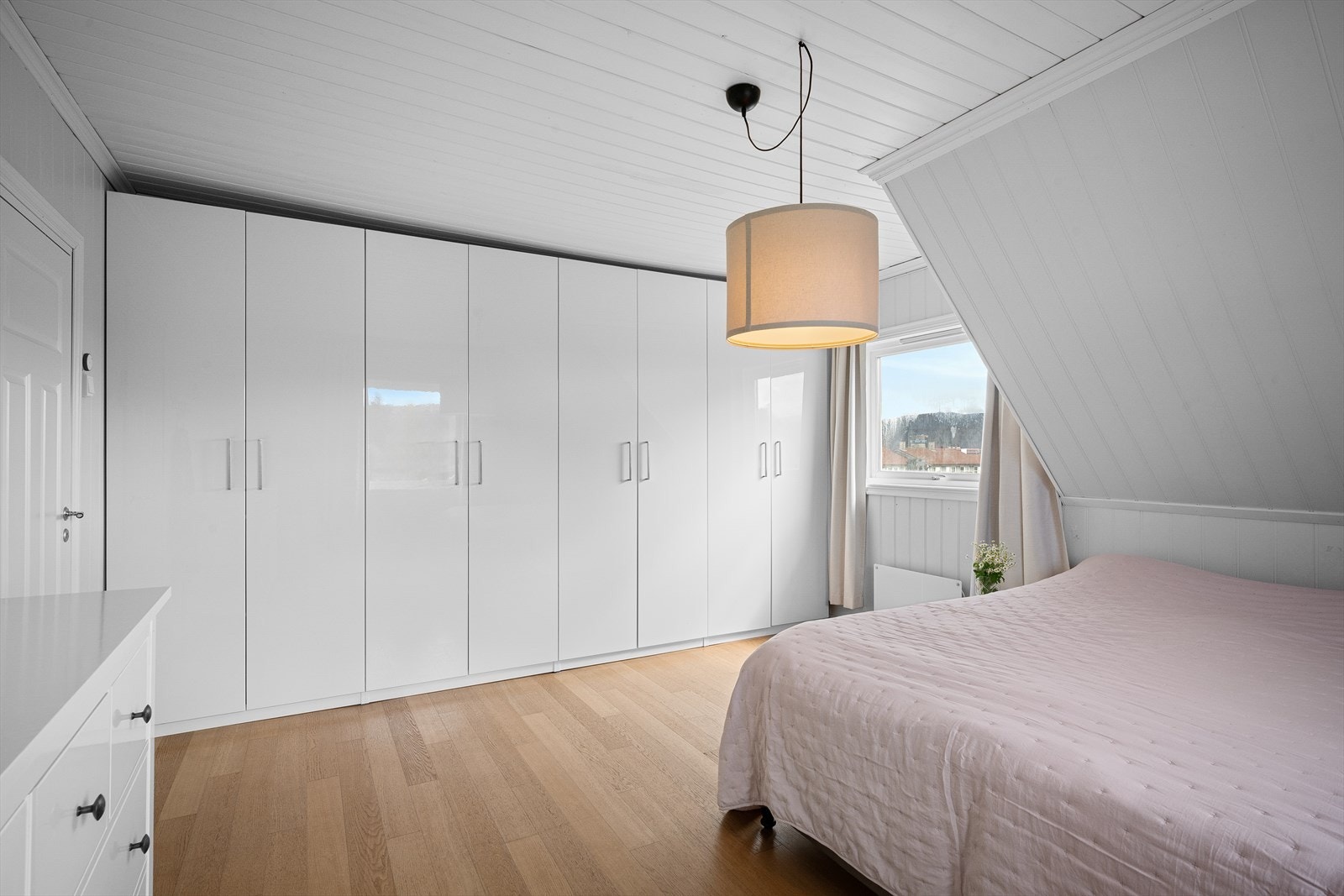 En hel vegg med garderobeskap gir rikelig med oppbevaringsplass. Galleribilde