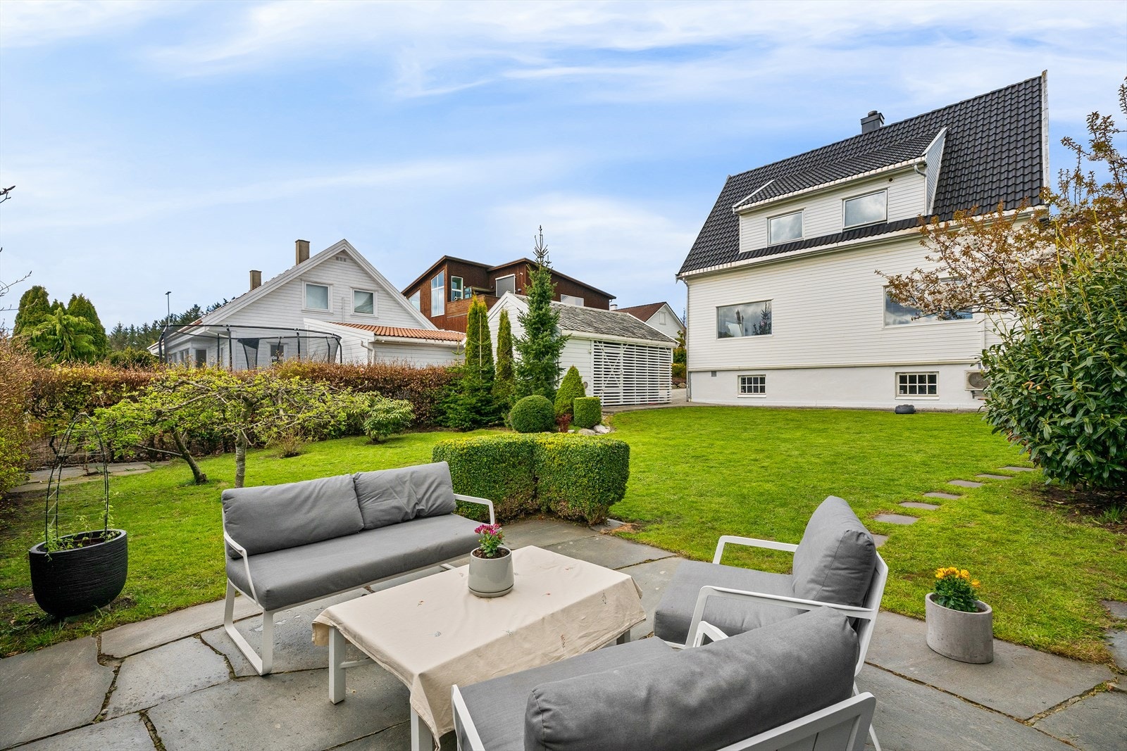 I hagen er det flere fine uteplasser hvor man kan nyte solen. Galleribilde
