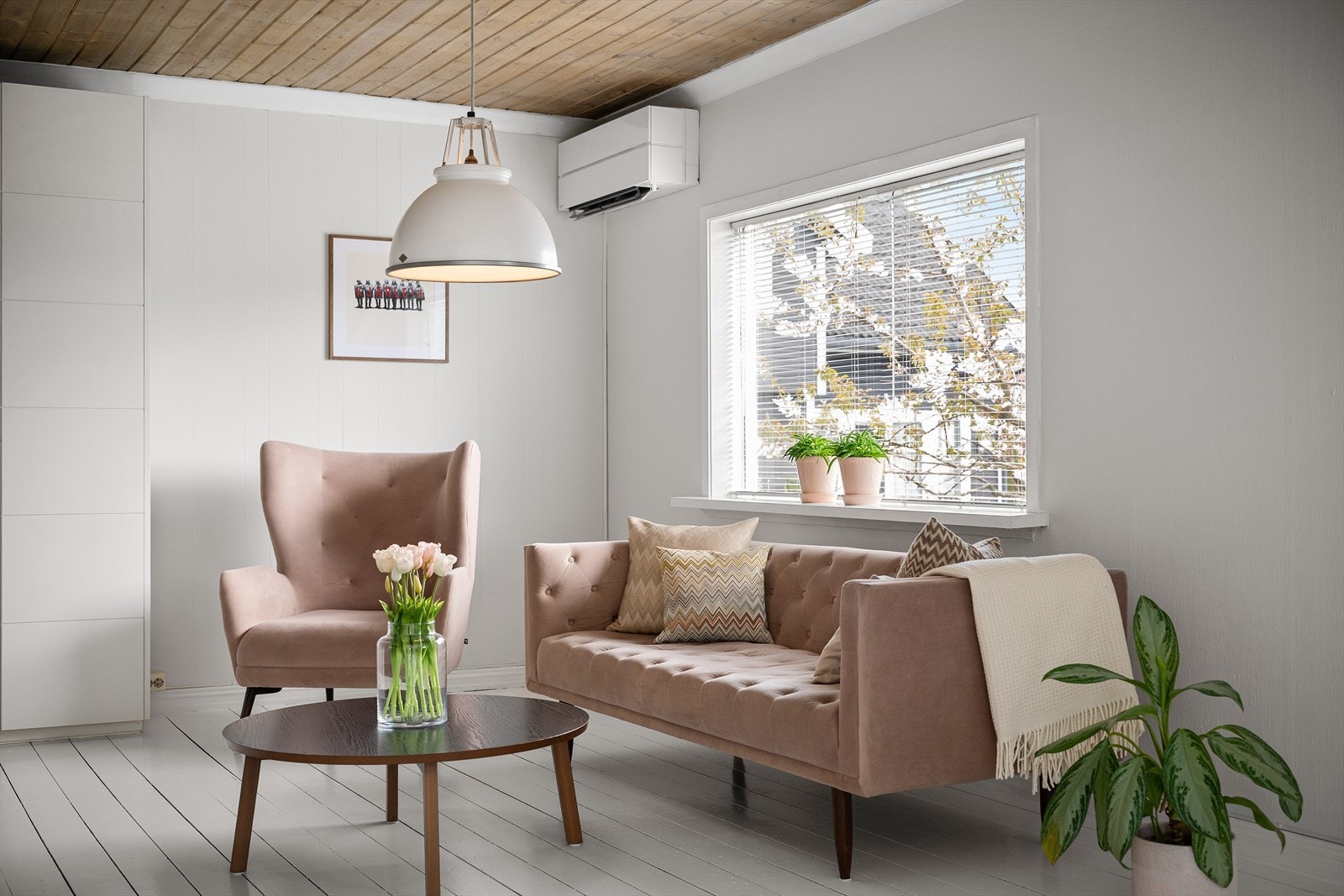 Store vindusflater slipper inn rikelig med dagslys. Galleribilde