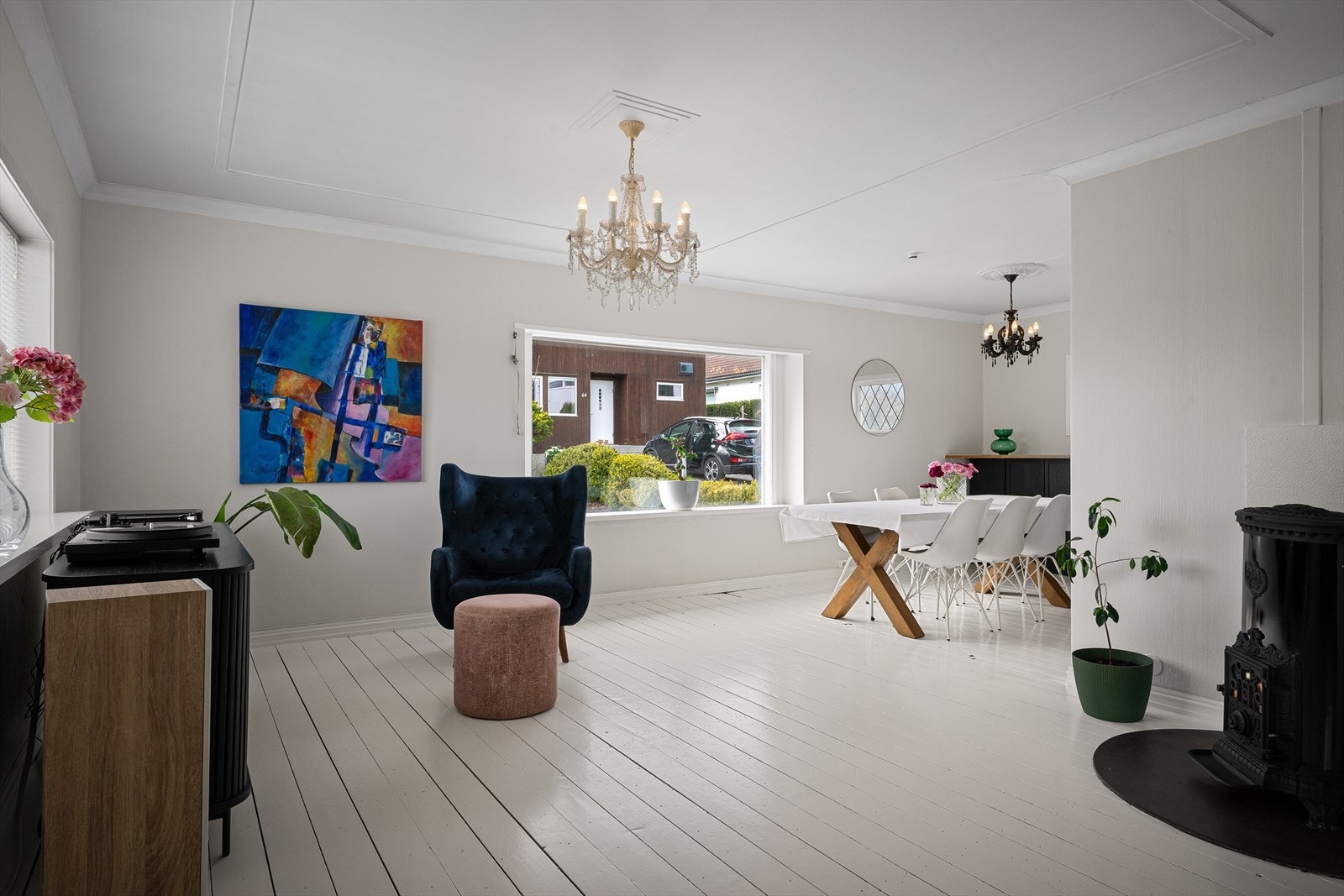 Stuen er romslig og har flere soner, med god plass til både sofagruppe og en stor spisestue. Galleribilde