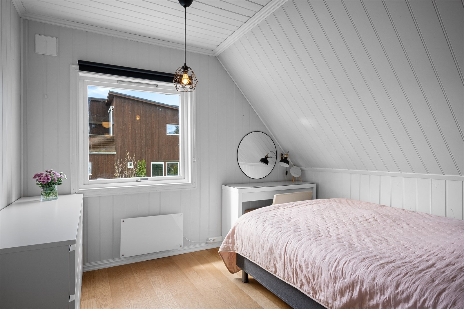 Et av soverommene i andre etasje, med plass til seng og skrivepult. Galleribilde