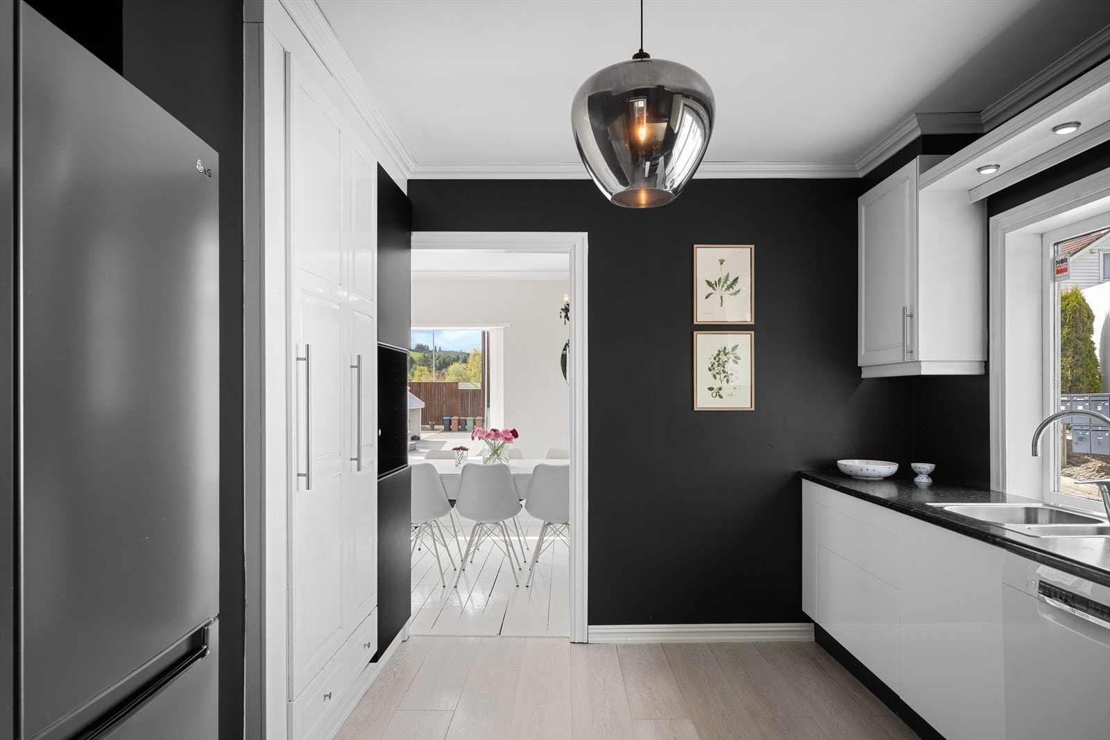 Høyskap gir rikelig med oppbevaringsplass på kjøkkenet. Galleribilde