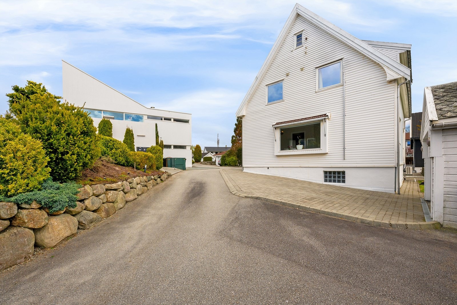 Beliggenheten er meget barnevennlig med kort vei til skoler og barnehager, som Jåtten skole og Vågedalen barnehage. Galleribilde