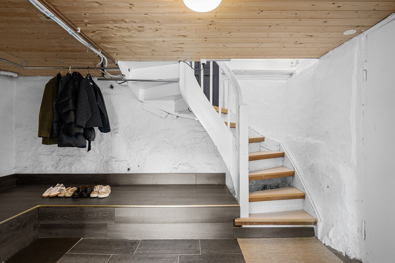 Praktisk adkomst til underetasjen med plass til sko og yttertøy. Galleribilde