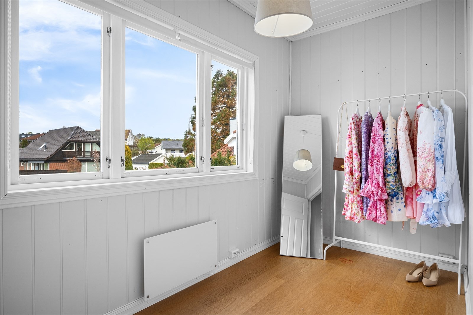 Det fjerde rommet i etasjen er ideelt som gjesterom, kontor eller walk-in-closet. Galleribilde