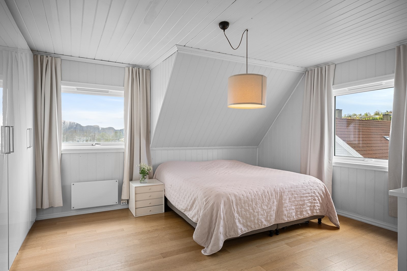 Hovedsoverommet er romslig, med god plass til dobbeltseng og oppbevaringsmøbler. Galleribilde