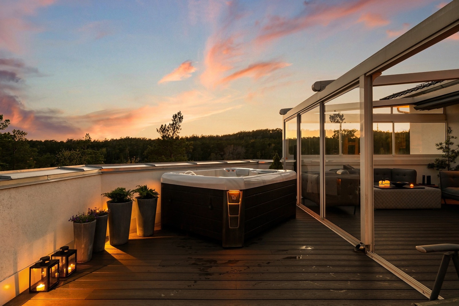 Ta ett bad både sommer og vinter i jacuzzin som medfølger. Galleribilde