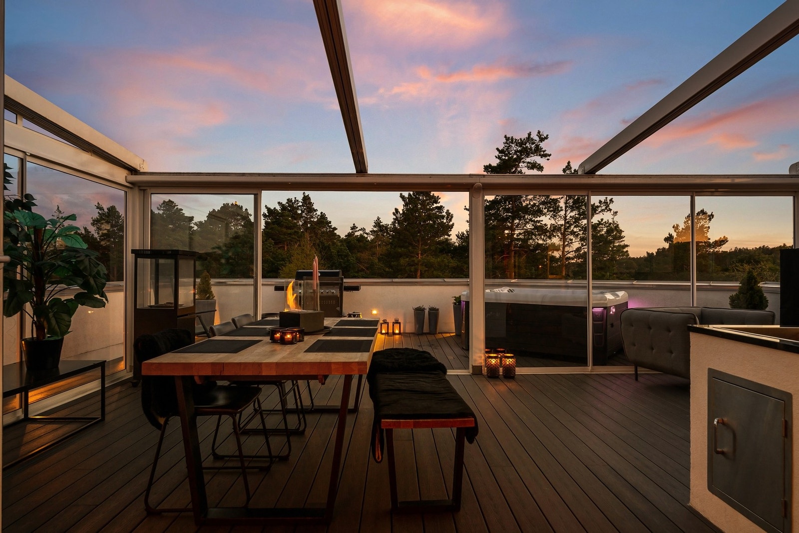 Her er det plass til mange og når solen stråler har man taket oppe. Ved en regnskur eller man trenger skydd fra solen kjører man taket ut. Denne vinterhagen er av høy kvalitet og tåler ekstreme vindforhold. Galleribilde
