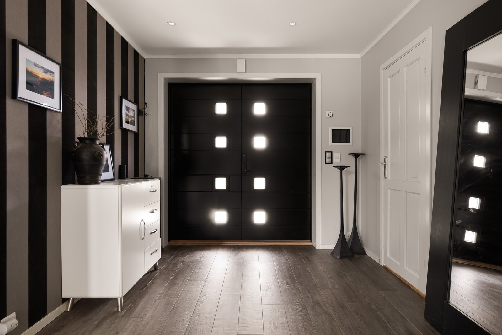 Velkommen inn. Boligen har smart styring av lys og varme via Sense. Galleribilde