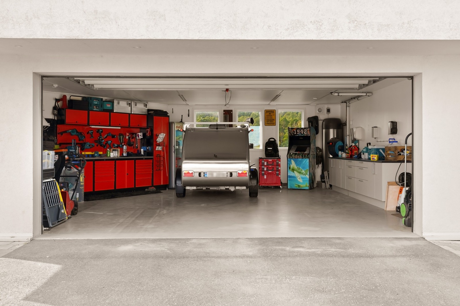 Isolert integrert garasje med epoxy gulv med varme, varmt og kaldt vann med sluk i gulv. Direkte adkomst til vaskerom innvendig. Galleribilde