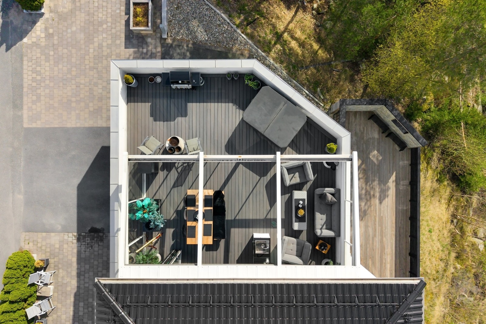 Stor uteplass med utgang via skyvedører fra kjøkken. Vinterhage med elektrisk skyvetak - utekjøkken og vedlikeholdsvennlig gulv Galleribilde