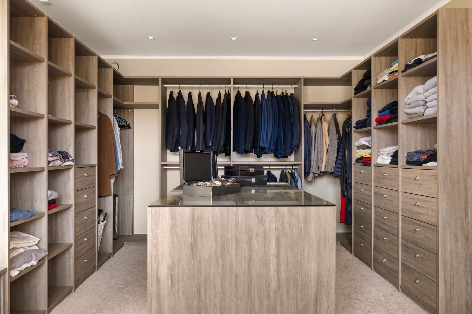 Stor walkinn garderobe med Rival innredning Galleribilde