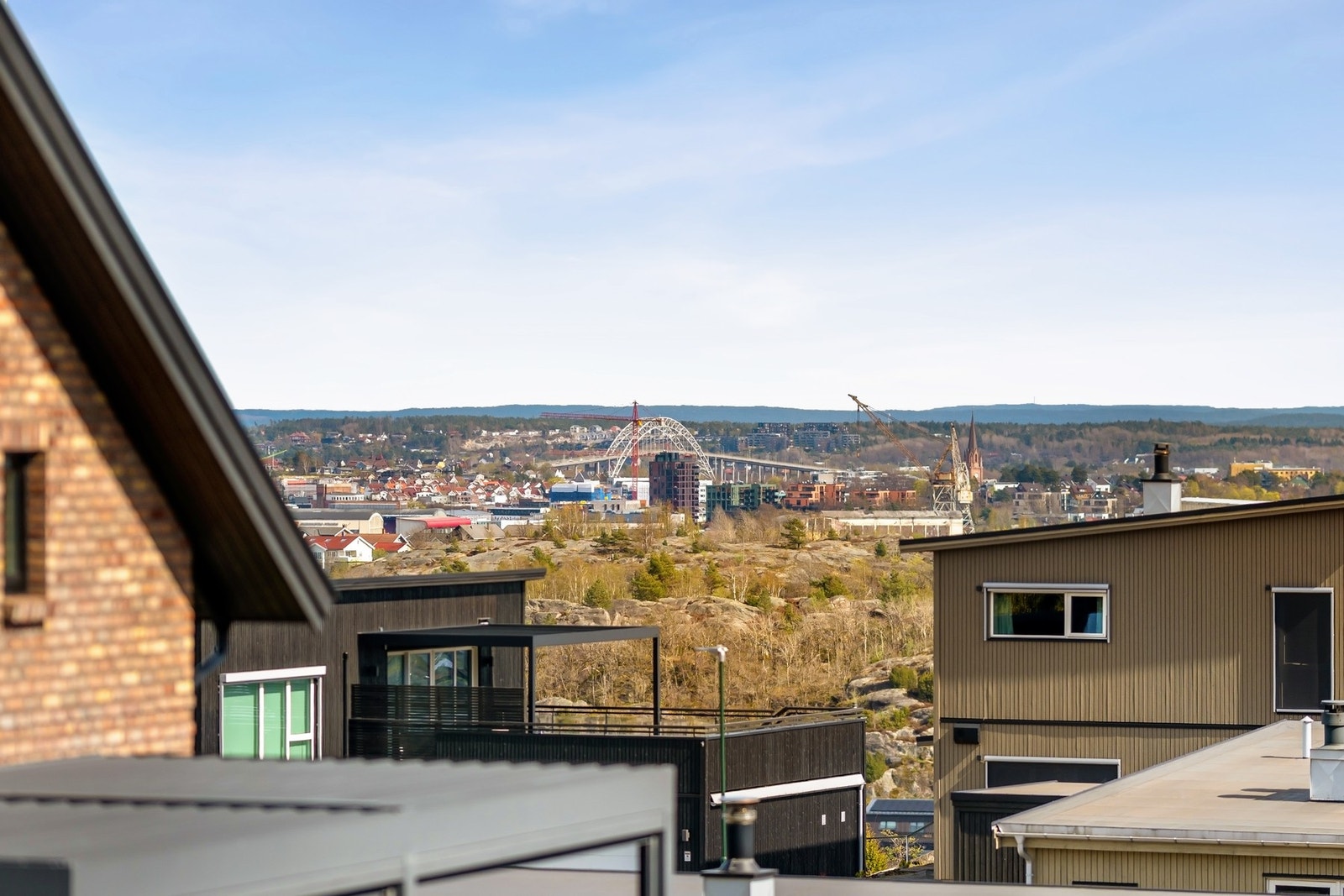 Utsikt mot det nye Værsteområde i sentrum og Fredrikstadbrua er opplyst på kveldsstid. Galleribilde