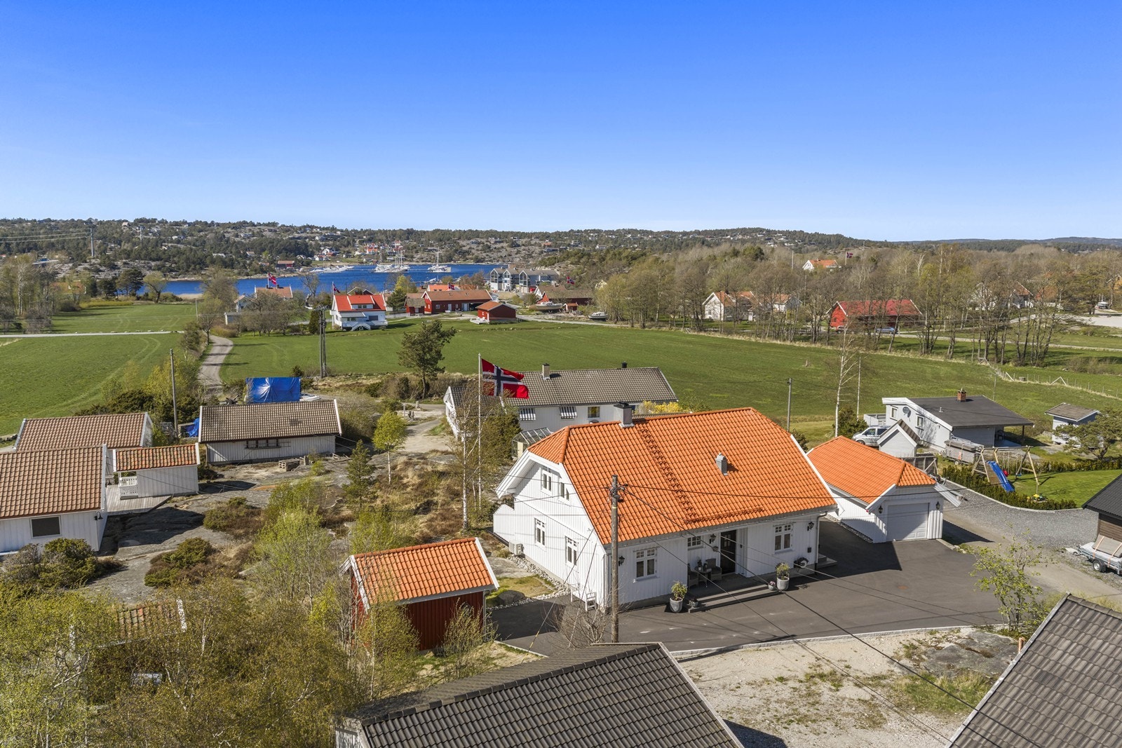 Enebolig fra 2009 som er vesentlig oppgradert de siste årene. I 2023 ble gårdsplassen drenert og asfaltert, og i 2025 ble balkong, utvendige trapper og deler av kledningen byttet. Galleribilde