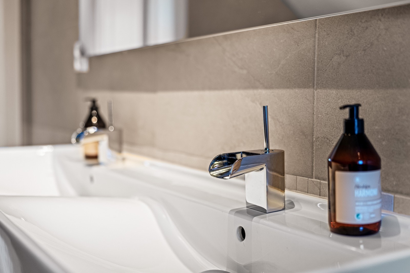 Moderne armaturer på badet. Galleribilde