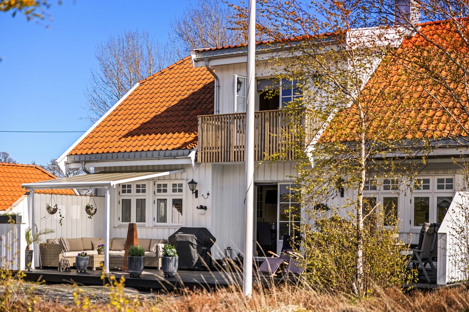 Boligen ligger fint til på tomten, omkranset av natur. Galleribilde