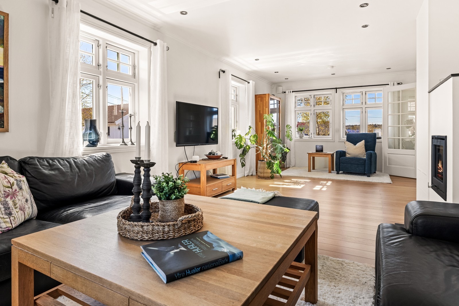 Stuen har god plass til flere sittegrupper. Galleribilde