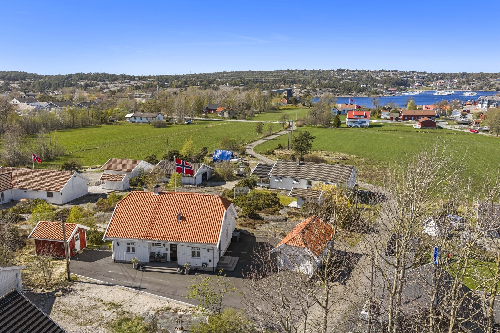 Boligen med garasje og uthus, sett fra luften. Galleribilde