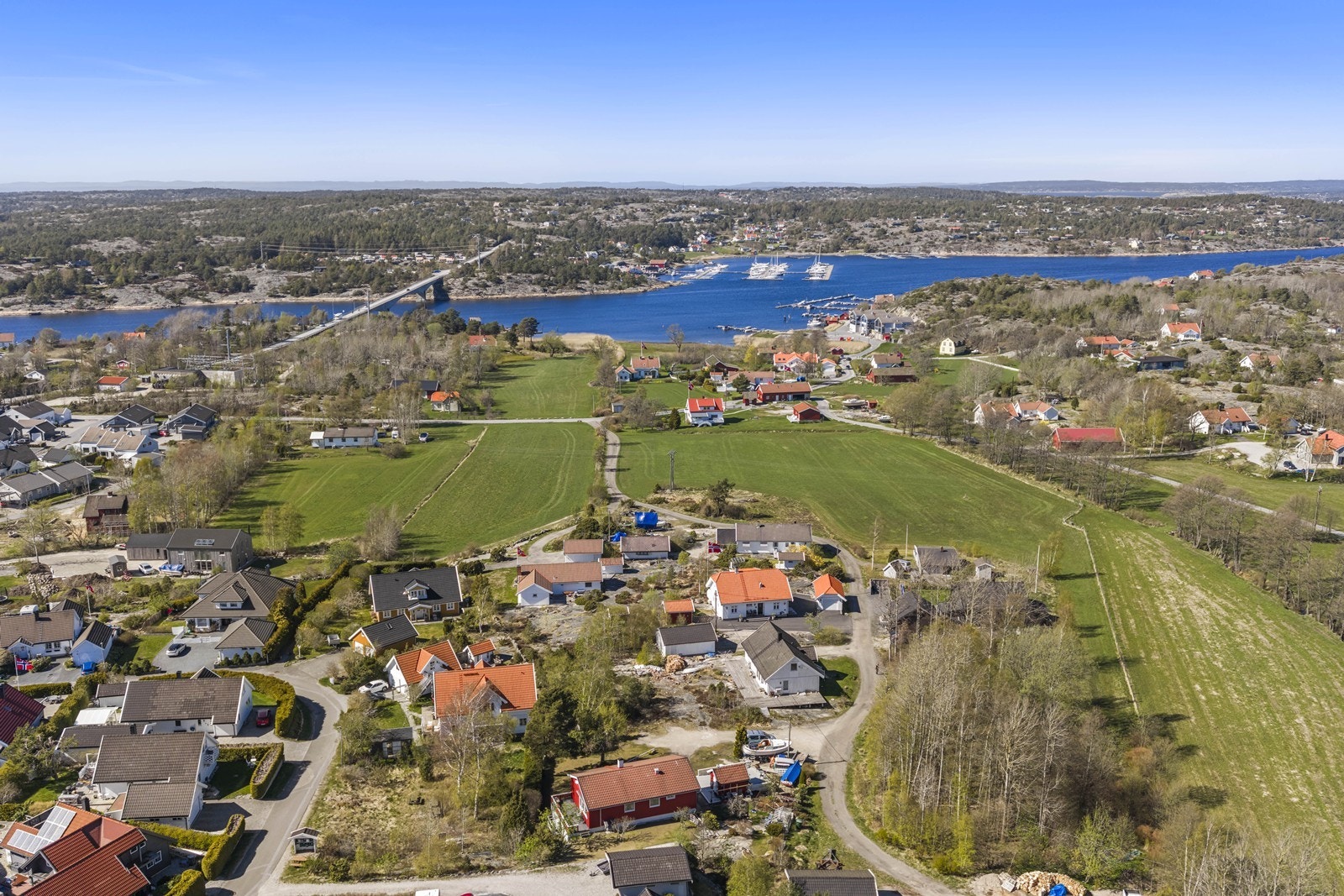 Eiendommen ligger på Rød på Asmaløy, med nærhet til sjøen og flotte turområder. Galleribilde