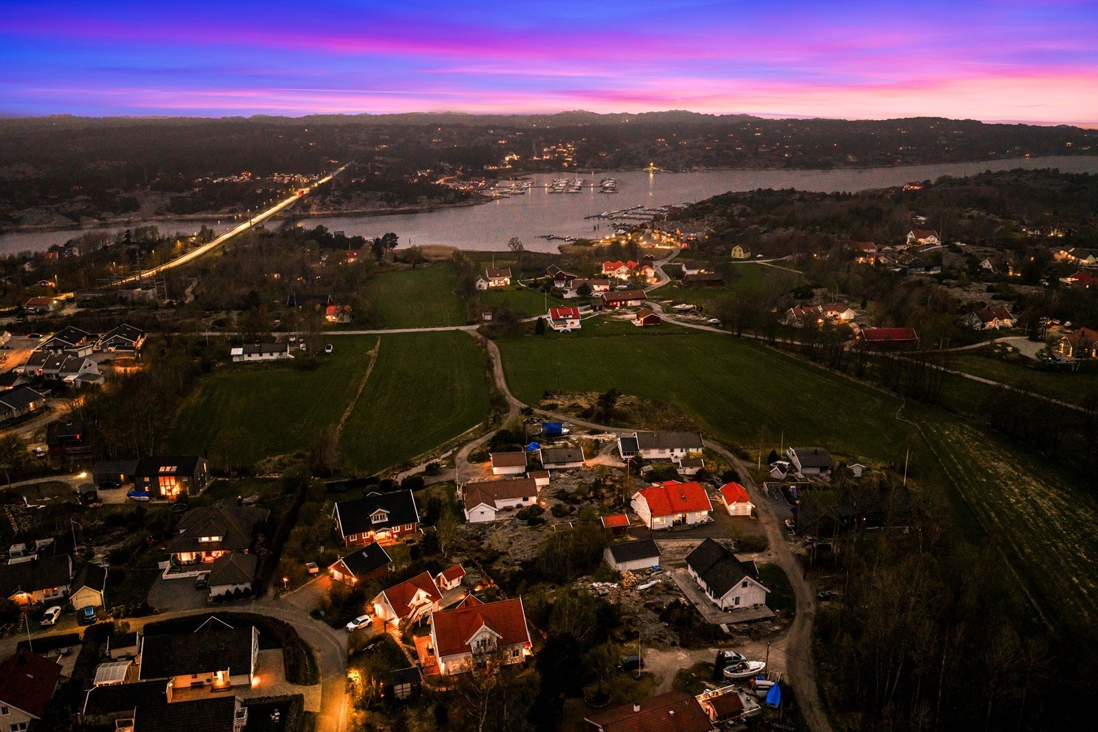 Her bor du i et etablert og rolig nabolag, med kort vei til både skole og barnehage. Galleribilde
