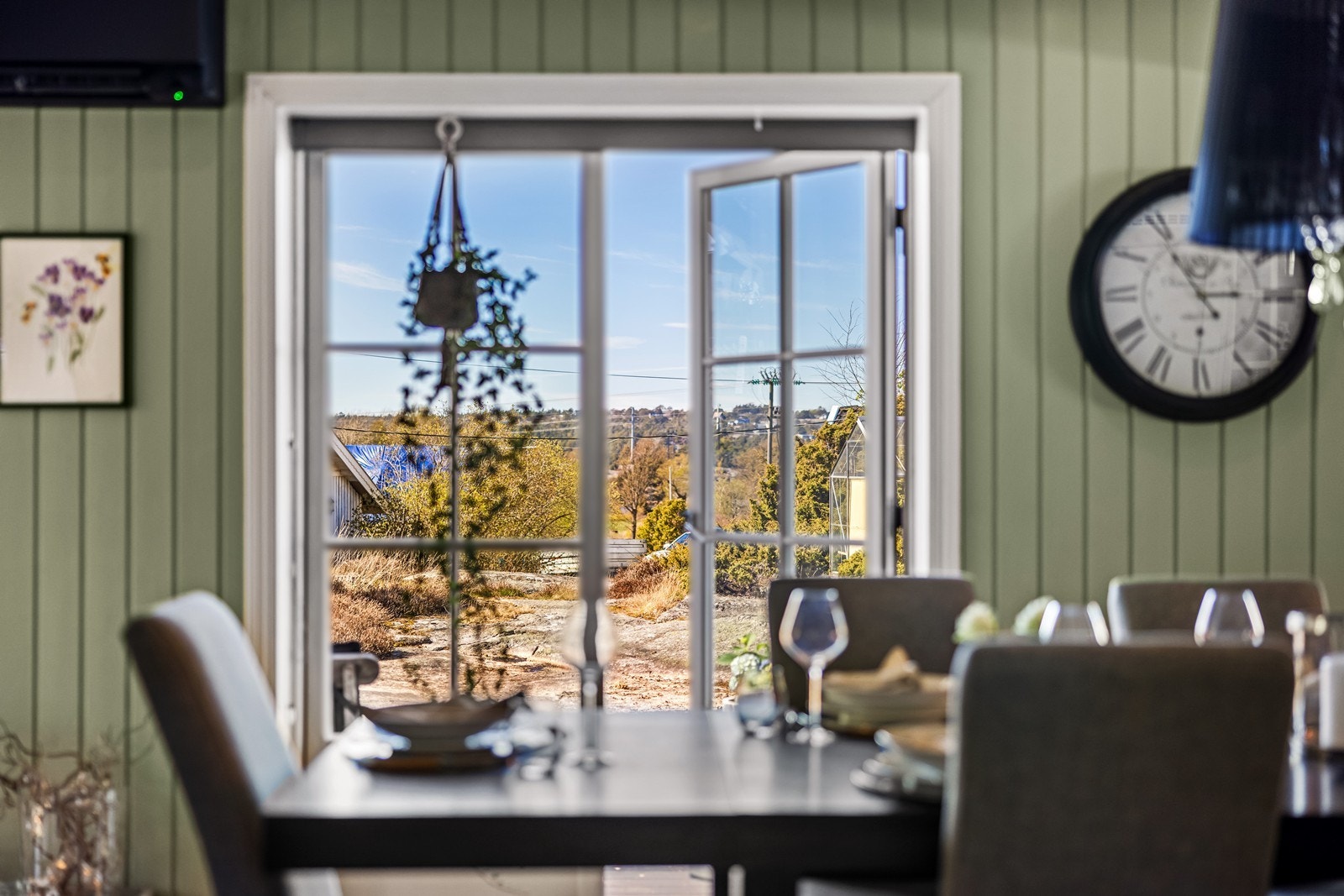 Utsikt fra spisestuen mot uteområdet. Galleribilde