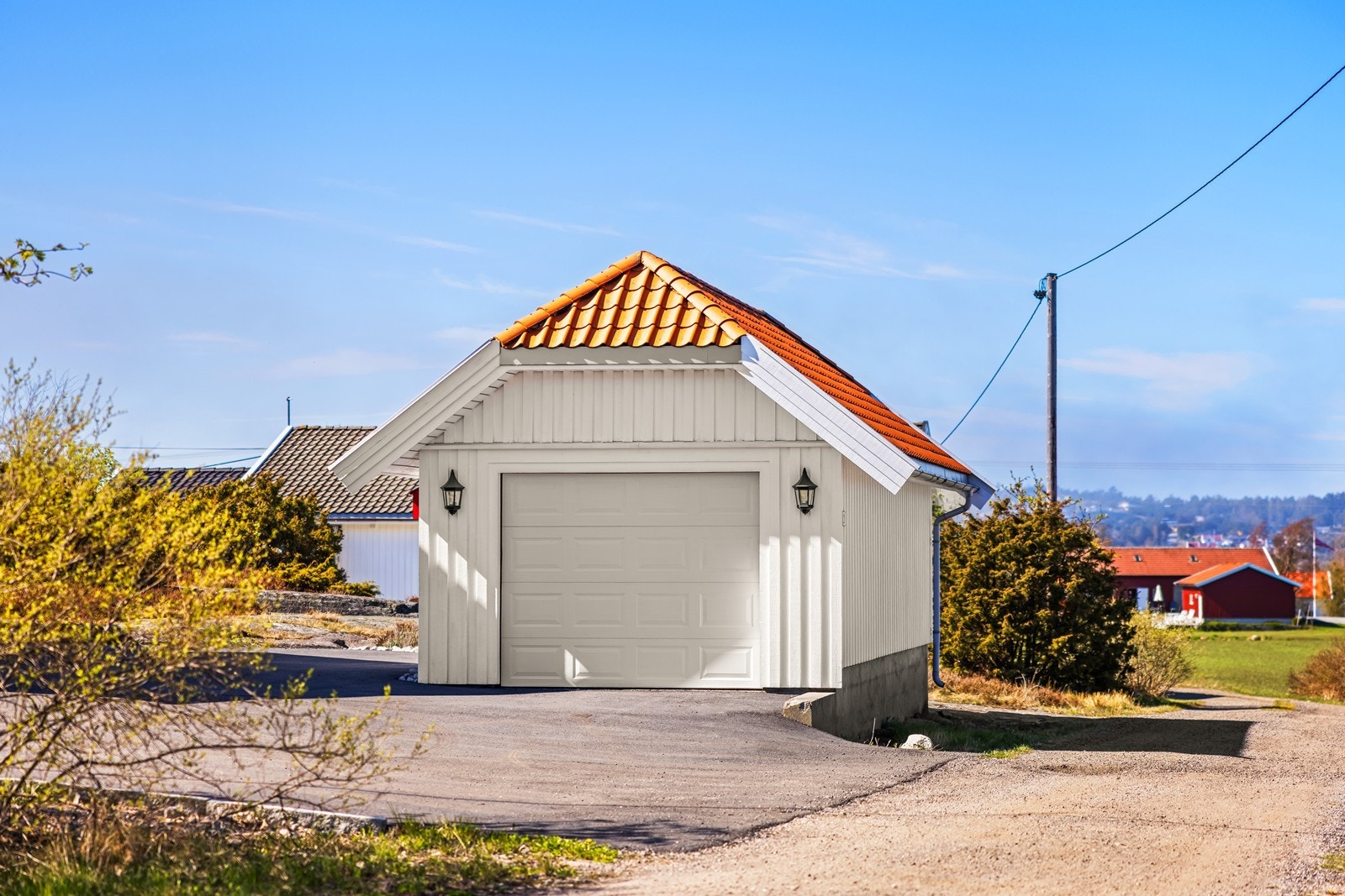 Romslig garasje fra 2009 med elektrisk leddport og god lagringsplass. Galleribilde