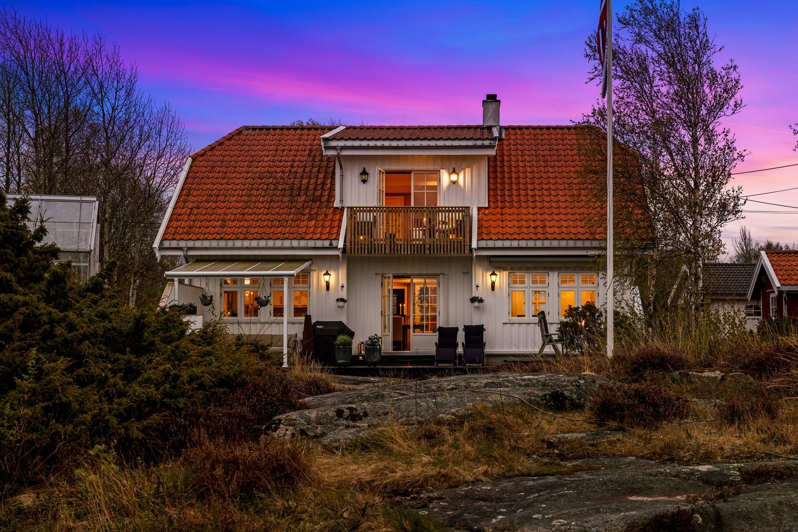 Eneboligen har en klassisk og tiltalende arkitektur med stående bordkledning og tegltakstein. Galleribilde