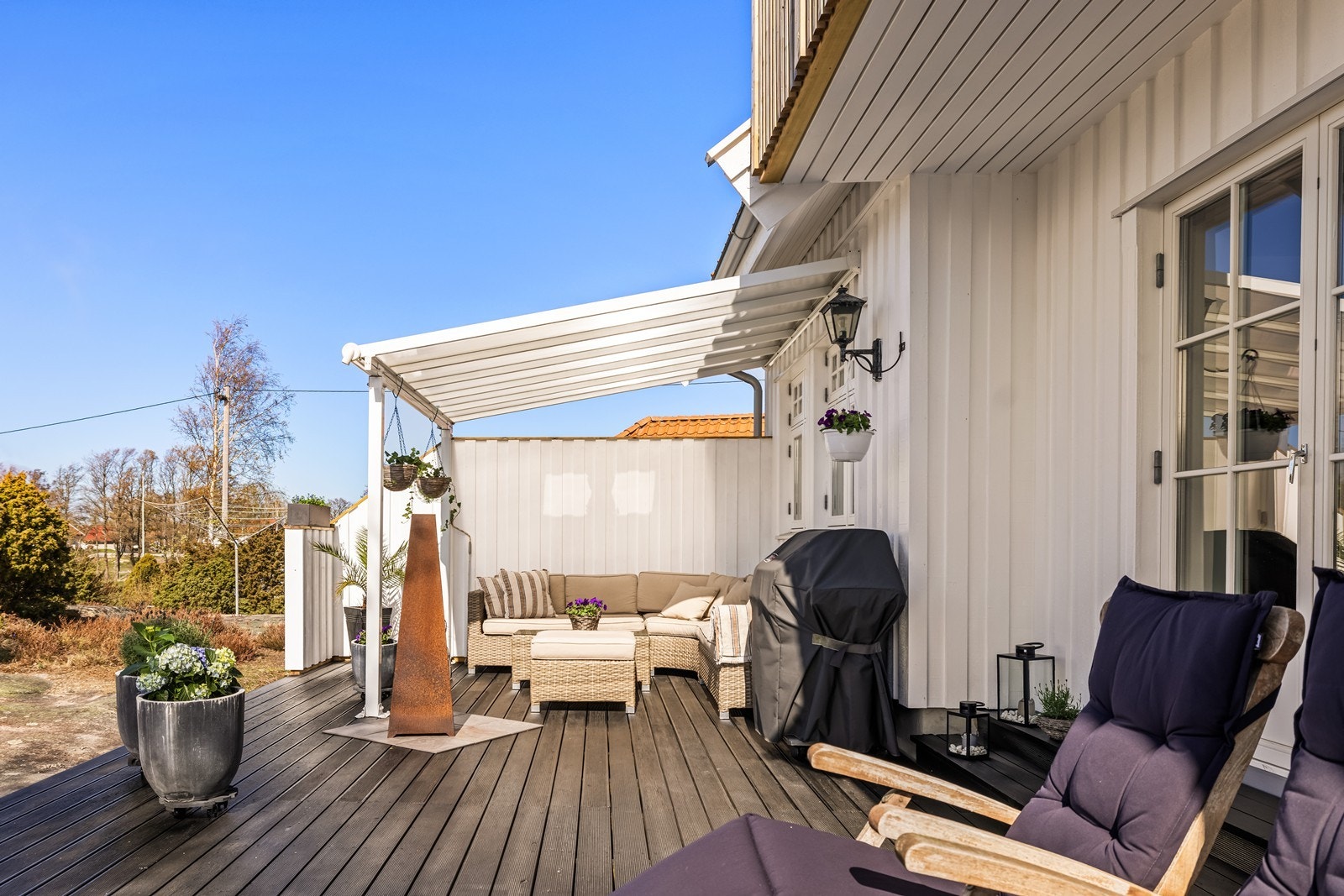 Uteområdet er lettstelt med en kombinasjon av terrasse og naturtomt. Galleribilde