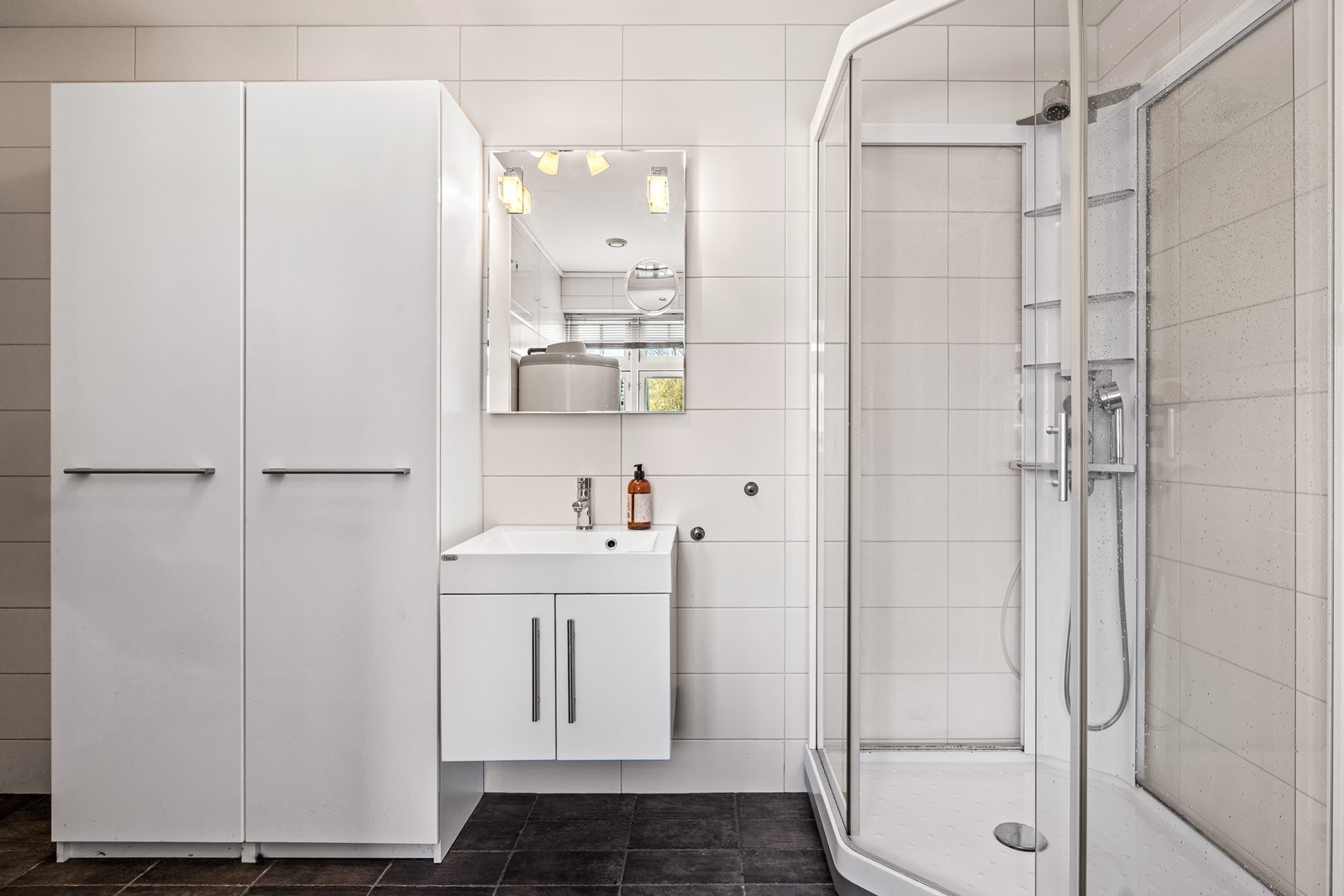 Badet i første etasje fungerer også som vaskerom med opplegg for vaskemaskin, dusjkabinett og gulvvarme. Galleribilde