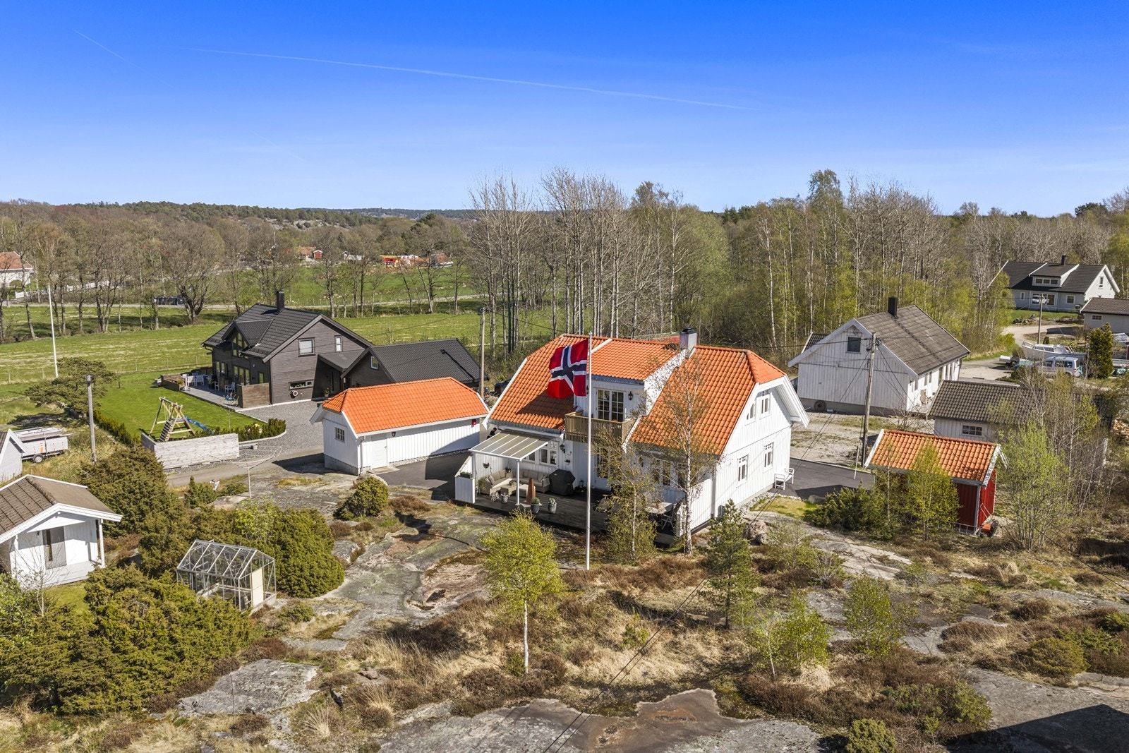 Eiendommen sett fra en annen vinkel. Galleribilde