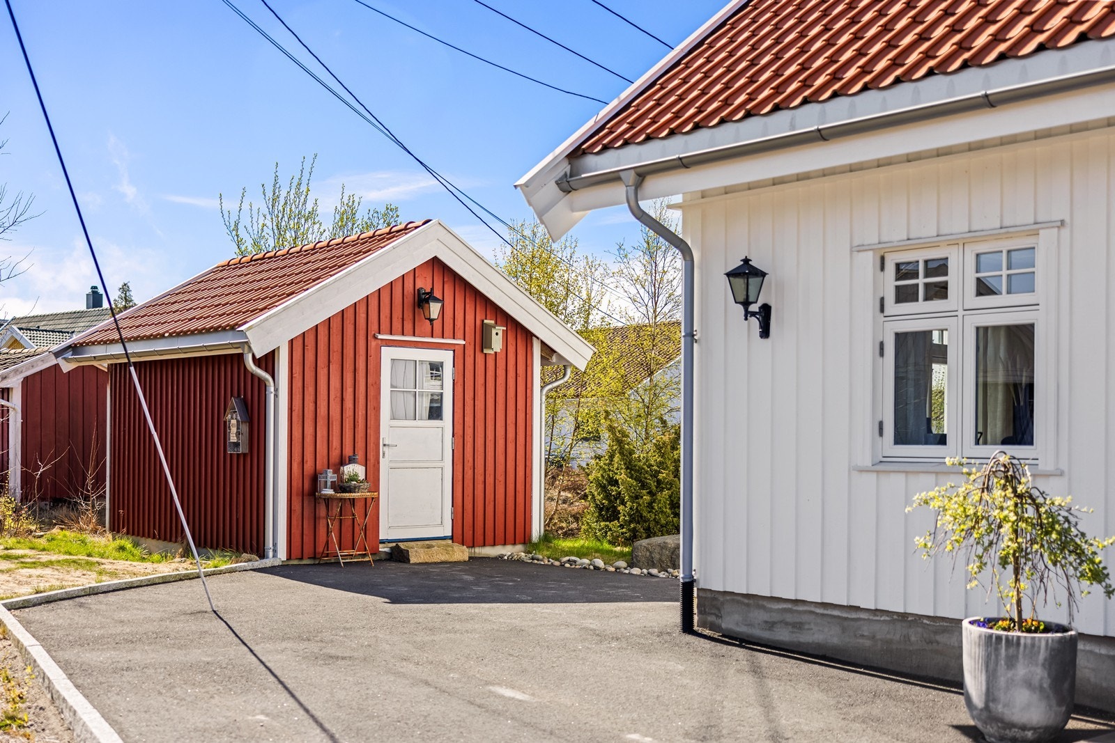 I tillegg til garasjen er det et praktisk uthus/redskapsbod på tomten for ekstra oppbevaring. Galleribilde