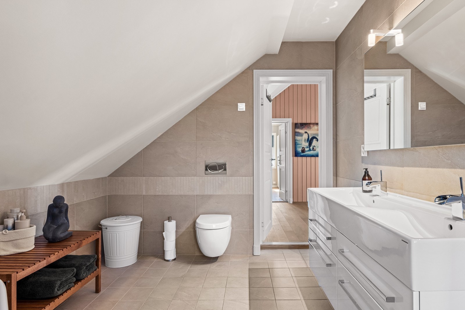 Badet har veggmontert toalett for enklere renhold. Galleribilde