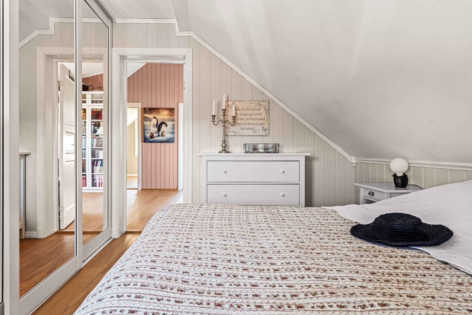 Fra soverommene er det kort vei til badet og loftstuen. Galleribilde
