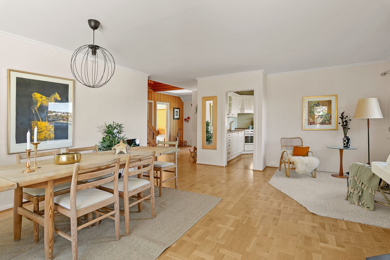 Boligen holder gjennomgående god standard fra byggeåret på 70-tallet, med kun 1 TG3 (badet). Galleribilde