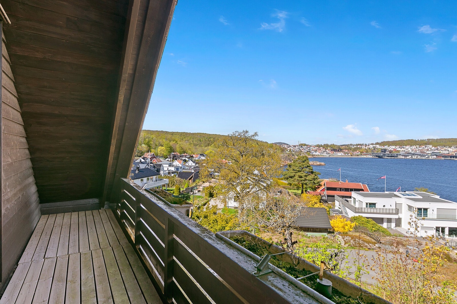 Fra soverommet i 2. etasje er det utgang til balkong. Galleribilde