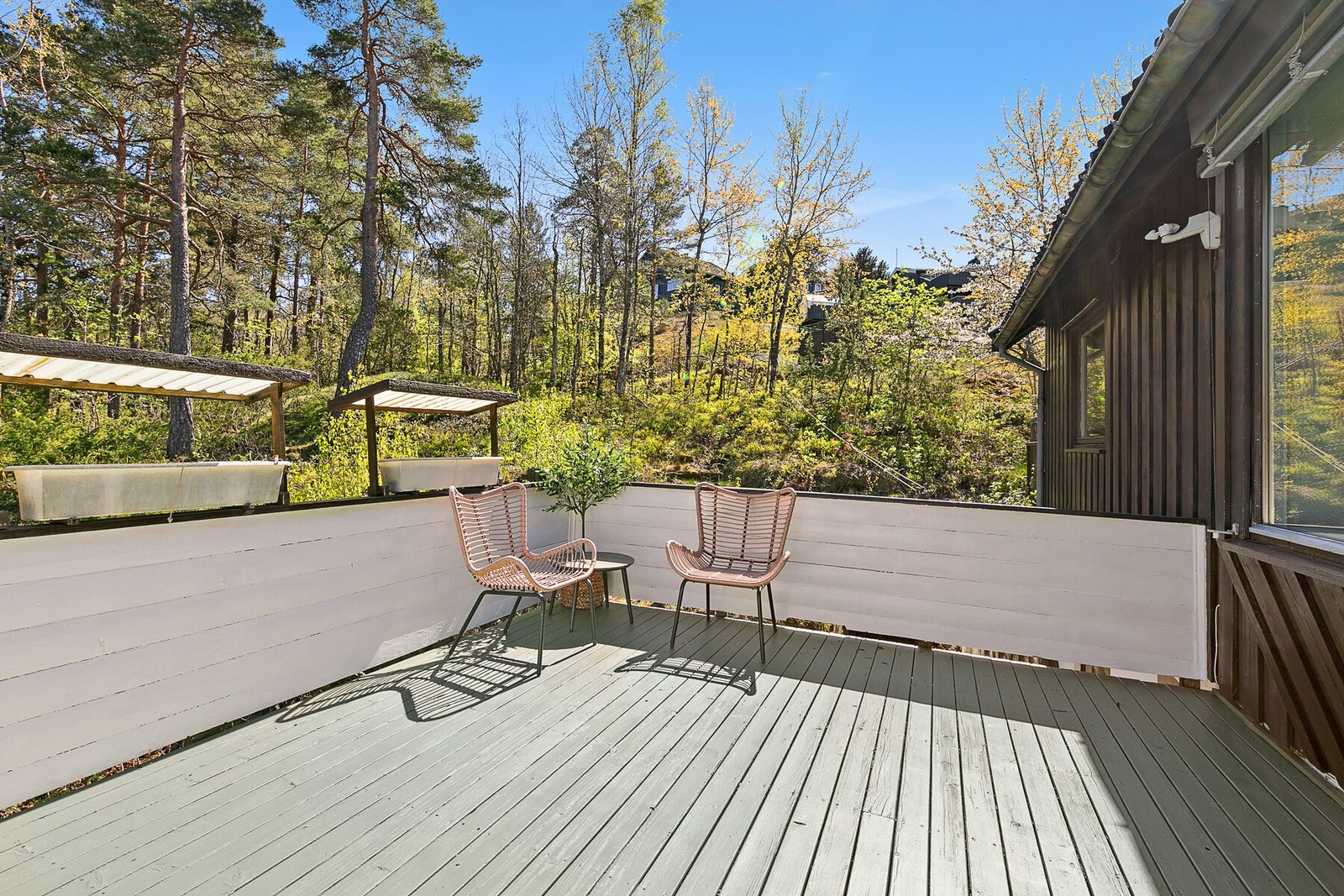 Stor og solrik terrasse. Galleribilde