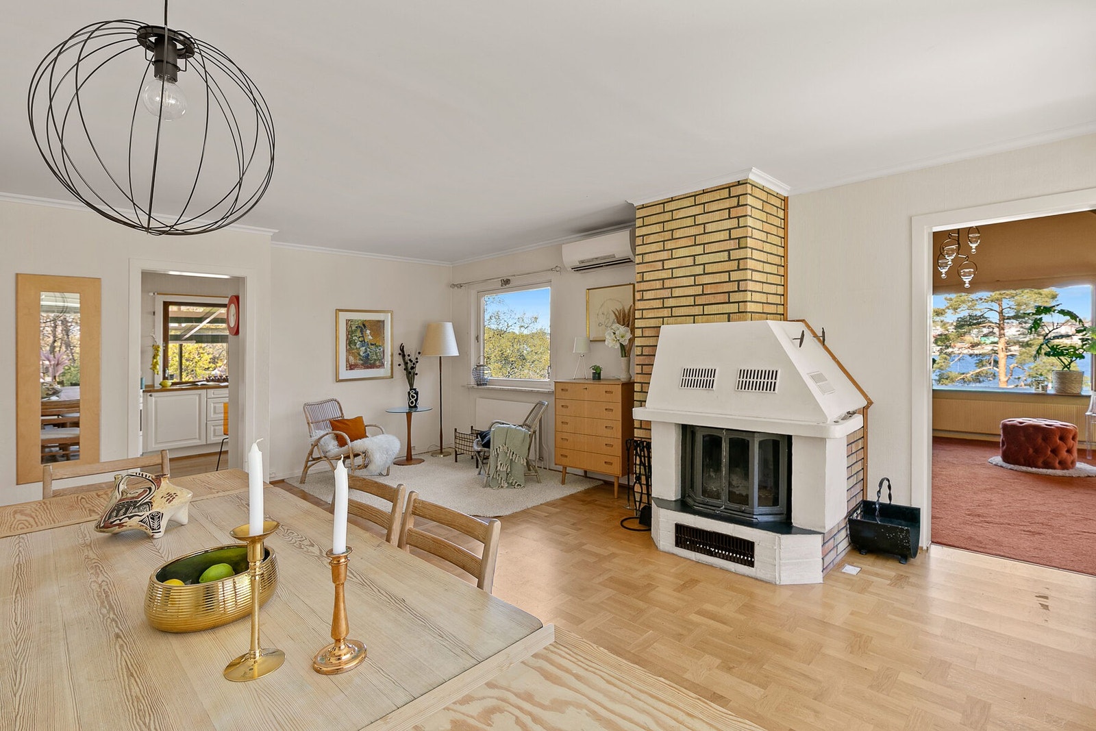 Stor stue med adkomst til både peisstue og kjøkken. Galleribilde