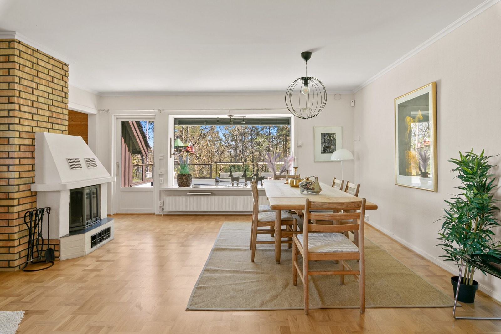 Stuen har rikelig med plass til møblering. Ellers har du utgang til terrasse. Galleribilde